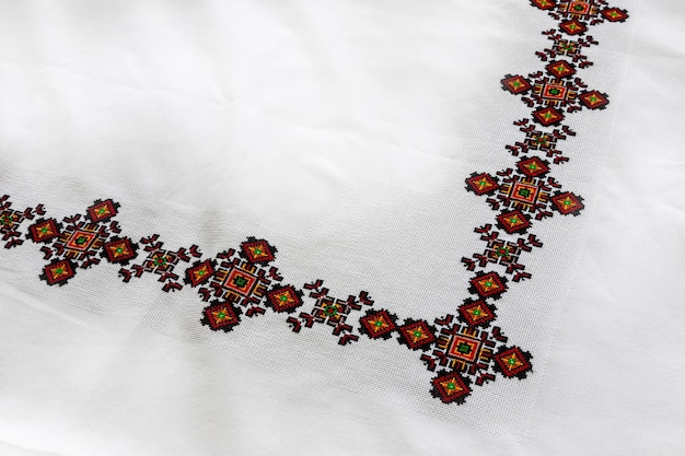 haftowany motyw na tkaninie